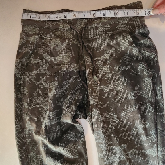 Lululemon Ready to Rulu Camo Joggers Size 4. - Picture 7 of 9